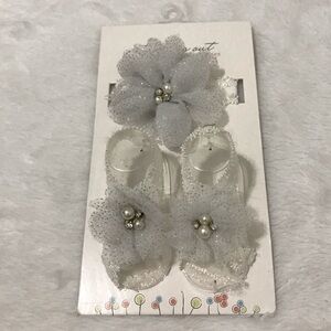 NEW STARTING OUT BABY INFANT NEWBORN HEADBAND BOOTIES SET FLOWER WHITE SILVER